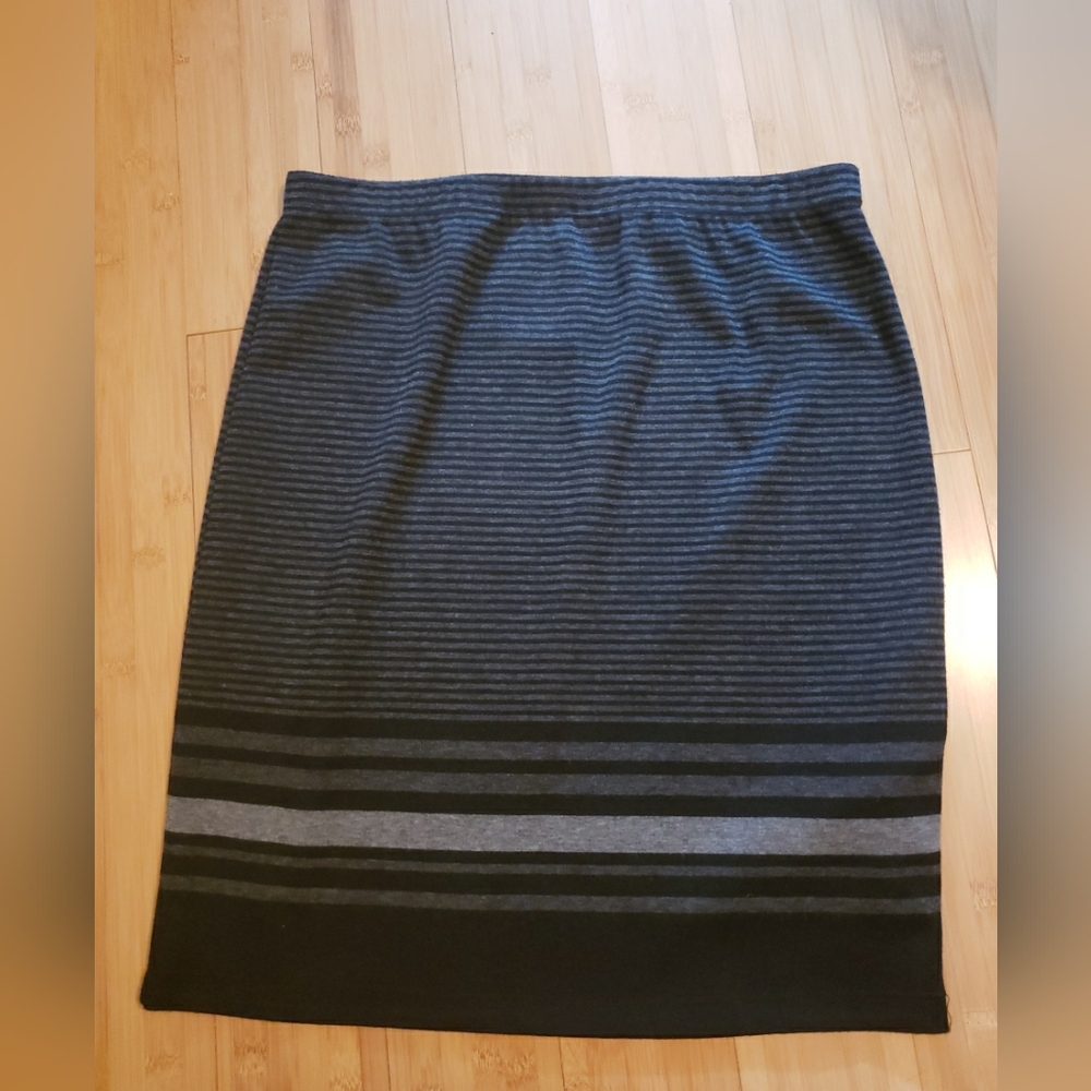 Womans Max Studio Black And Gray Striped Skirt Size Small